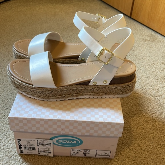 Soda Clips Flatform Sandal - Picture 4 of 8